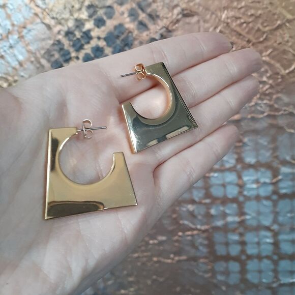 Zara Elegant Gold Geometric Earrings - Picture 5 of 10